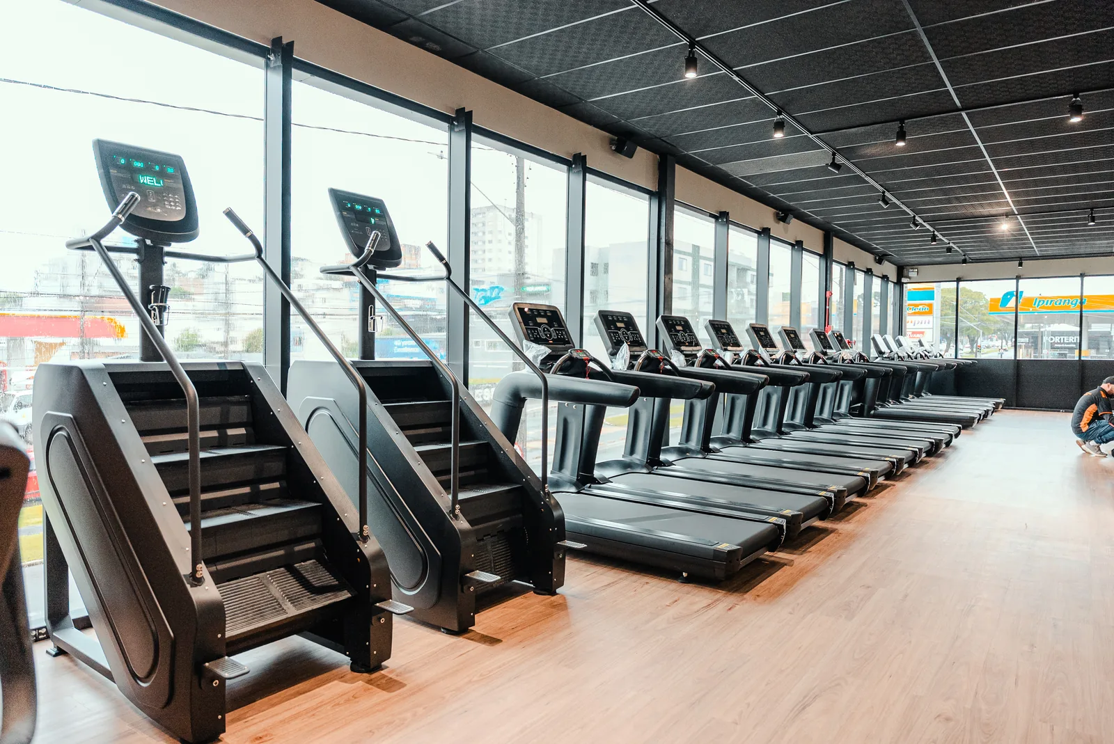 Esteiras na área iluminada de cardio